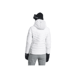 Hvid skijakke med hætte set bagfra, stylet med sort hue, handsker og grå bukser