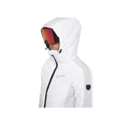 Hvid skijakke med hætte, sort lynlås og rødt visir på skigoggles