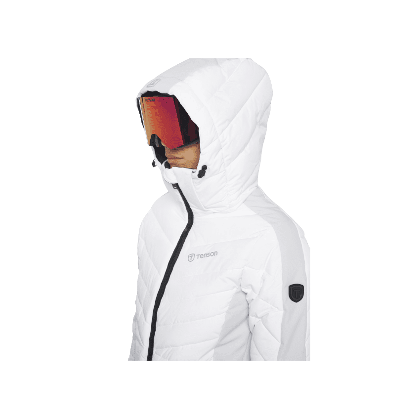 Hvid skijakke med hætte, sort lynlås og rødt visir på skigoggles