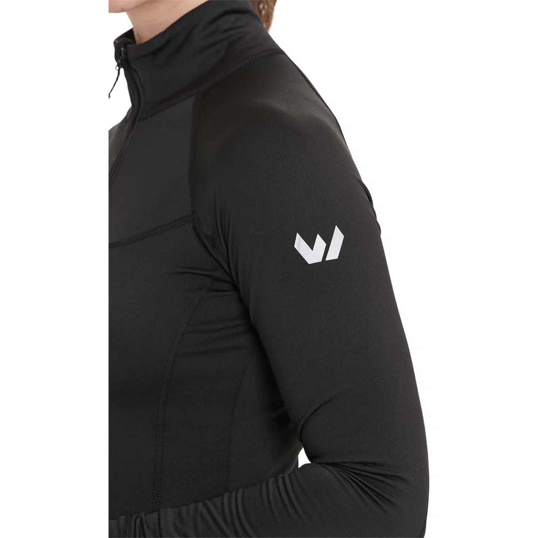 Sort skipulli med half zip og logoprint på ærmet